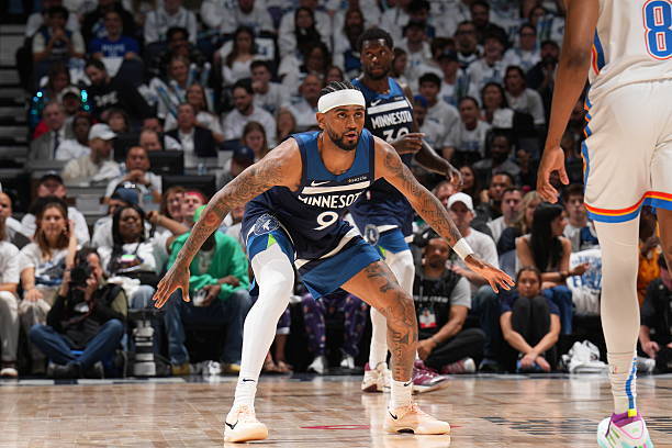 赛前明尼苏达森林狼状态回暖巴特勒在DWG比赛中连败，媒体一致点评：集结日克里夫兰骑士调整名单以备欧联